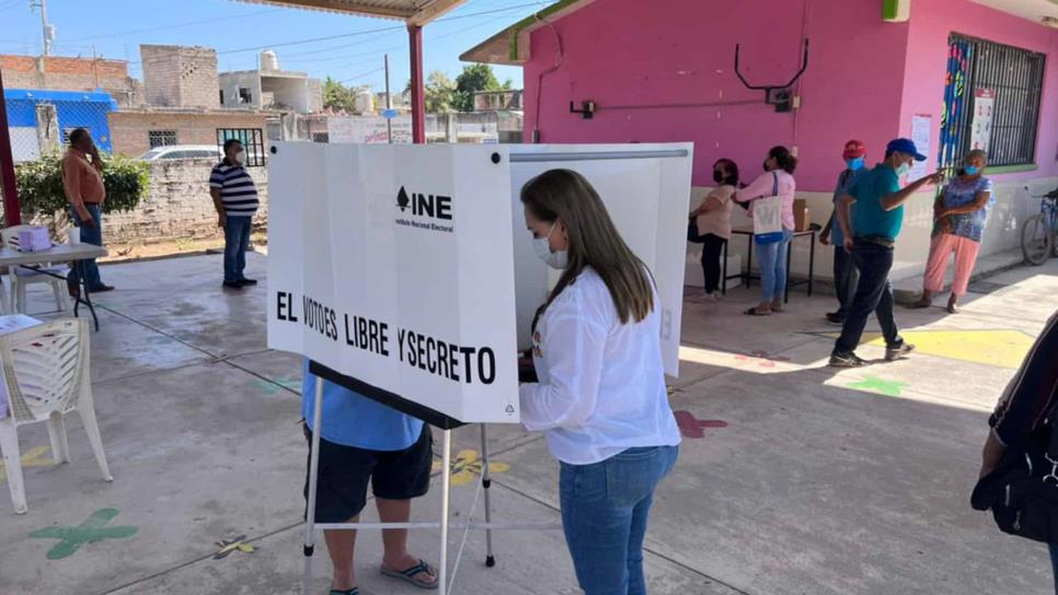 Alcaldesa Blanca Estela García Sánchez acude a emitir su voto en la revocación de mandato