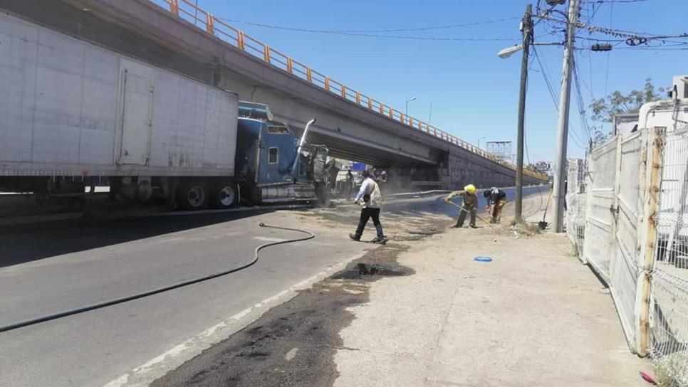 Trailero se incrusta debajo del puente de la Corona