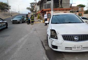 Chocan sobre la Obregón; uno de los autos por poco impacta contra una casa