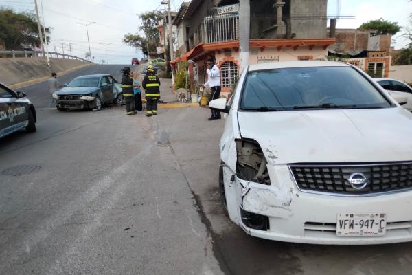 Chocan sobre la Obregón; uno de los autos por poco impacta contra una casa