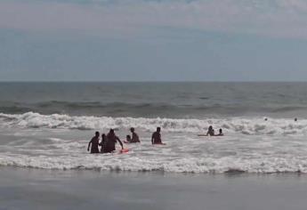 ¡Casi se ahogan! Salvavidas rescatan a 10 personas en Mazatlán; 8 eran canadienses