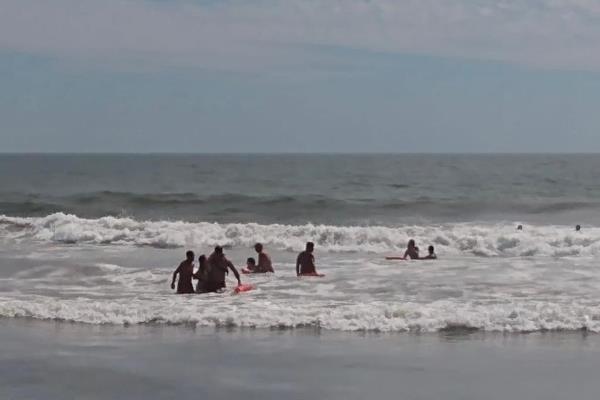 ¡Casi se ahogan! Salvavidas rescatan a 10 personas en Mazatlán; 8 eran canadienses