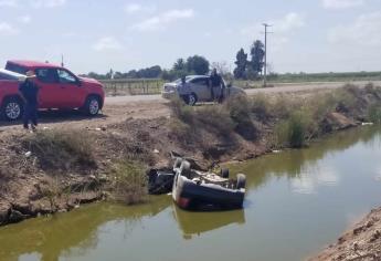 Vuelca automóvil y cae dentro de un canal de riego en Guasave