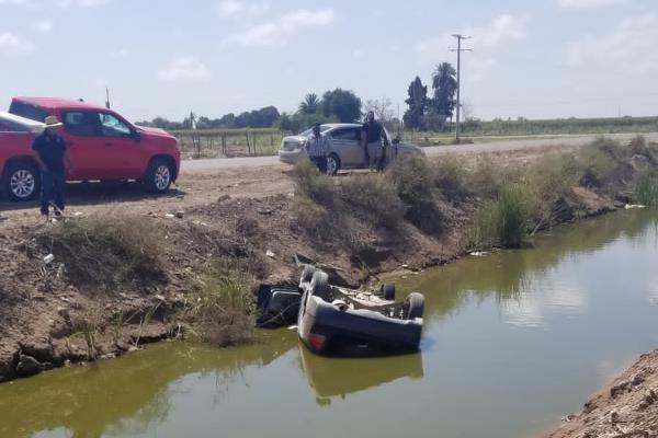 Vuelca automóvil y cae dentro de un canal de riego en Guasave