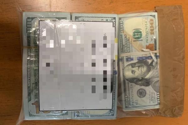 Detienen a mujer con más de 100 mil dólares