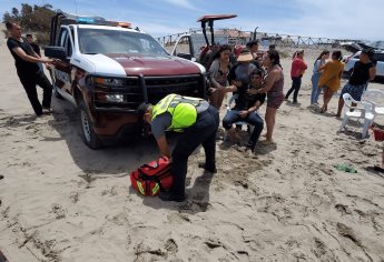 Niño y adulto son salvados de morir ahogados en playa de Ahome