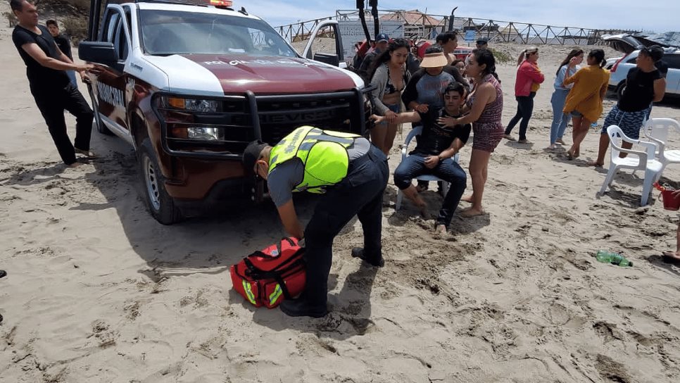 Niño y adulto son salvados de morir ahogados en playa de Ahome