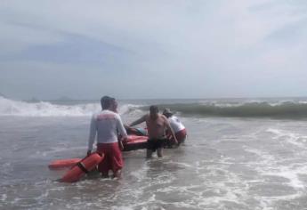 Salvavidas rescatan a 3 bañistas arrastrados por la corriente en Mazatlán