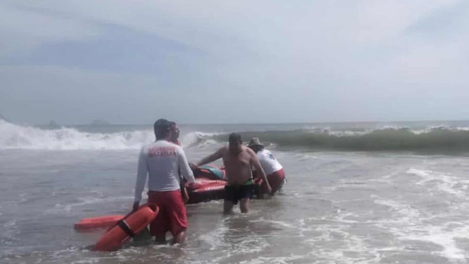 Salvavidas rescatan a 3 bañistas arrastrados por la corriente en Mazatlán