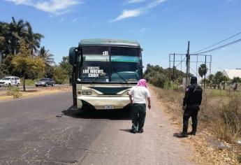 Camión de pasajeros se sale del camino en carretera Los Mochis-El Fuerte