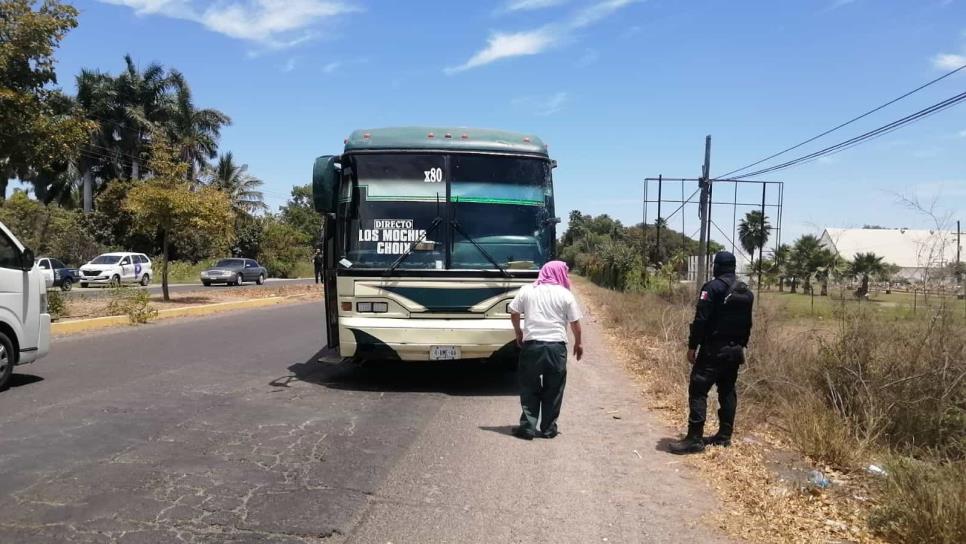 Camión de pasajeros se sale del camino en carretera Los Mochis-El Fuerte