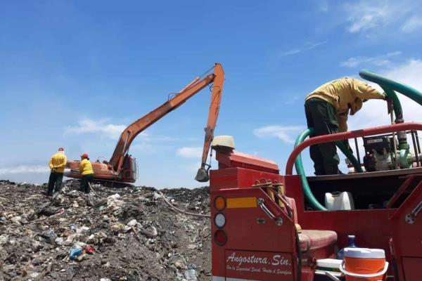 Bomberos Angostura sofocan humo del basurón de Guamúchil