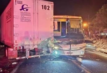 Tráiler y autobús de pasajeros chocan en Escuinapa y deja como saldo seis lesionados