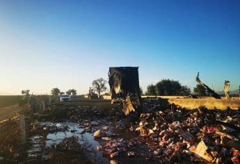 Caja de tráiler cargada con clamatos se quema sobre la Costera, en Navolato