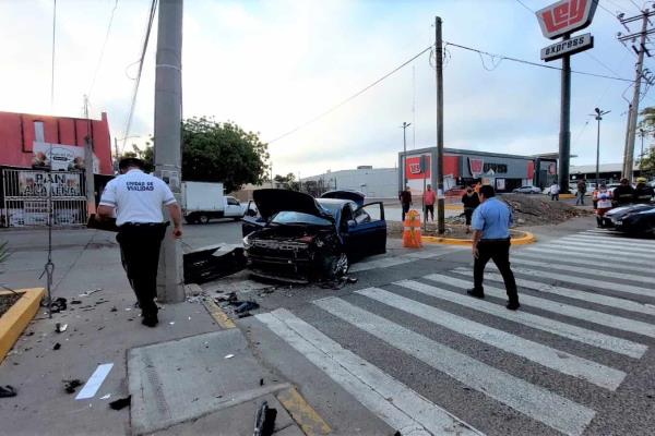 Conductor queda lesionado tras chocar de frente contra poste de la CFE