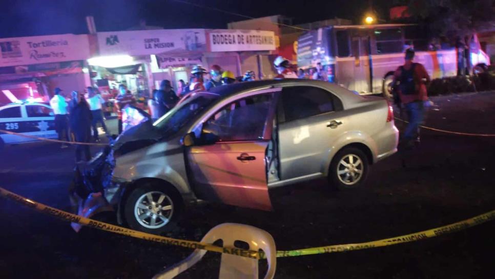 Camión urbano se impacta  contra un carro y deja 3 lesionados