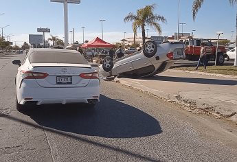 Choque termina en volcadura en transitado bulevar de Los Mochis