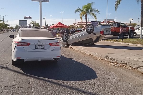 Choque termina en volcadura en transitado bulevar de Los Mochis