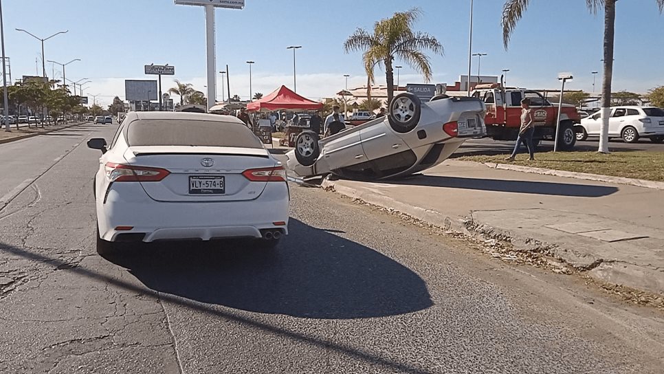 Choque termina en volcadura en transitado bulevar de Los Mochis