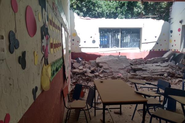 Se cae techo de aula en primaria Sixto Osuna en Villa Unión