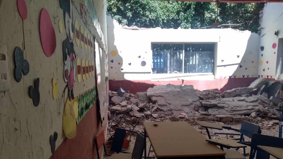 Se cae techo de aula en primaria Sixto Osuna en Villa Unión