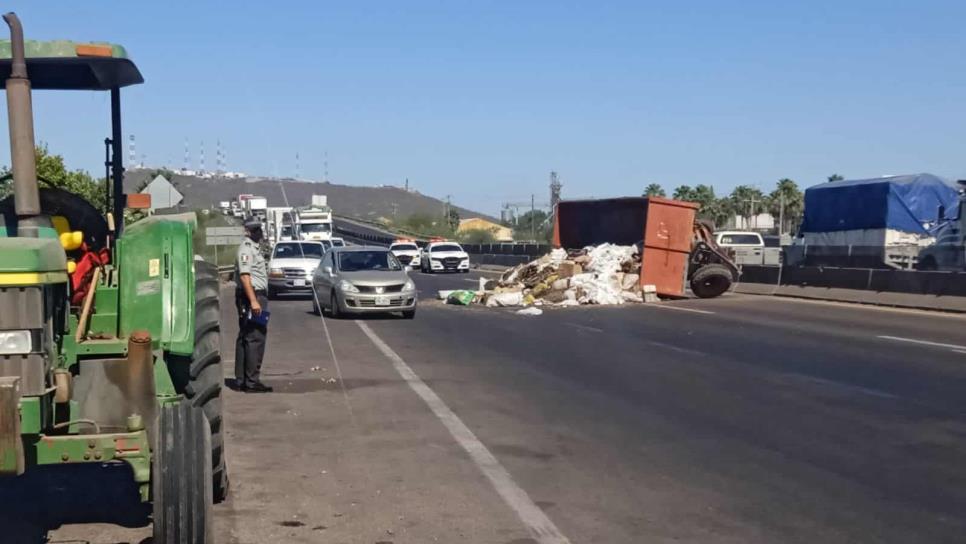 Vuelca tolva con basura en la México 15