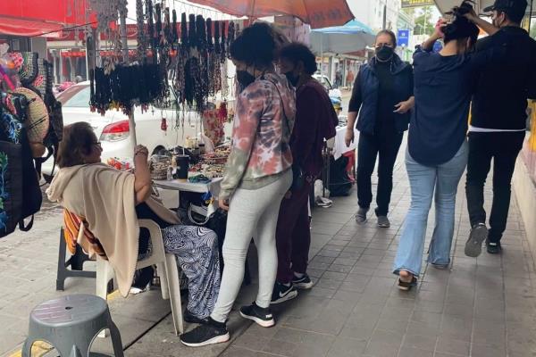 Retira Oficialía Mayor a comerciantes que bloquean el paso por las banquetas en Mazatlán