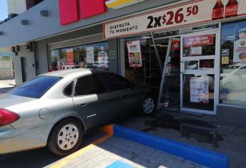 Mujer se iba estacionar y terminó adentro de una tienda