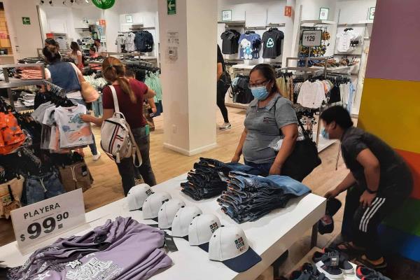 Con entusiasmo, padres e hijos compran ropa para el Día del Niño en Mazatlán