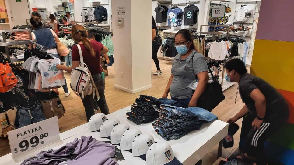 Con entusiasmo, padres e hijos compran ropa para el Día del Niño en Mazatlán