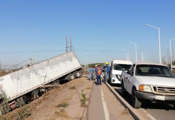 Caja de tráiler se desprende y derriba poste de la CFE, en La Costerita