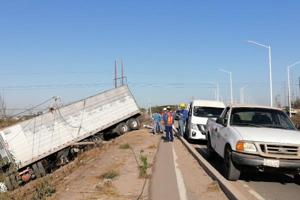 Caja de tráiler se desprende y derriba poste de la CFE, en La Costerita