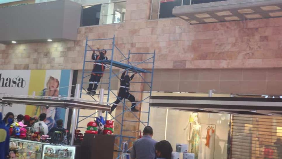 Cae estructura en plaza comercial de Culiacán