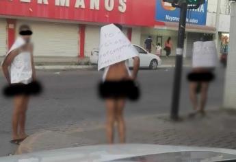 Exhiben desnudos y con marcomensaje a 3 hombres en Guasave, los acusan de «chapulines»