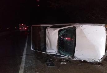 Conductor vuelca en su camioneta, en la carretera La Costera, en Navolato