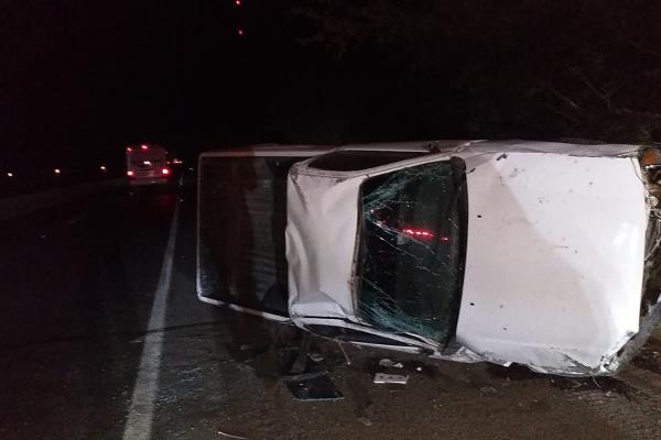 Conductor vuelca en su camioneta, en la carretera La Costera, en Navolato