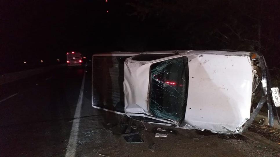 Conductor vuelca en su camioneta, en la carretera La Costera, en Navolato