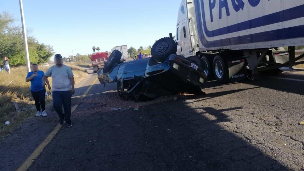 Chocan y vuelcan dompe y una camioneta en San Miguel; hubo rapiña de naranjas