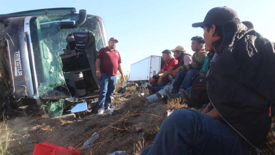 Vuelca autobús en los límites de Sinaloa con Sonora, hay varios lesionados