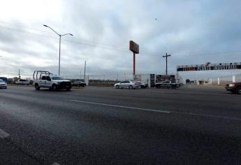 Agente de la Policía Estatal provoca choque frente al penal de Culiacán; motociclista queda herido