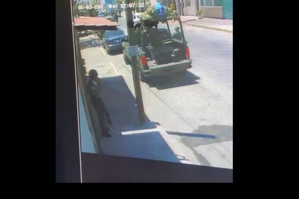 Soldados le hacen la parada, huye, lo «taclean» y termina con la pierna destrozada