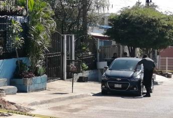 Hombre dispara contra auto del novio de su expareja en Culiacán