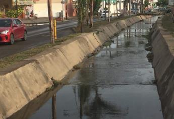 Pese a limpiezas, canales de Mazatlán están llenos de basura