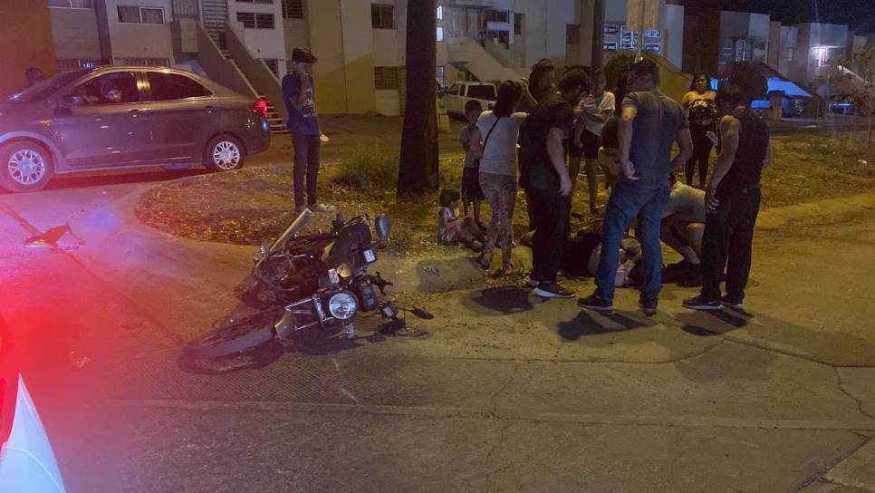 Mujer motociclista sufre lesiones fuertes tras chocar contra auto, en el sector Los Ángeles Mujer motociclista sufre lesiones fuertes tras chocar contra auto, en el sector Los Ángeles