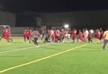 Se agarran a golpes en pleno partido de futbol