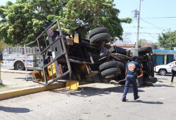 Vuelca grúa tras ir a exceso de velocidad en en Urías