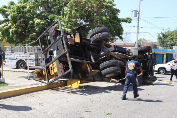 Vuelca grúa tras ir a exceso de velocidad en en Urías