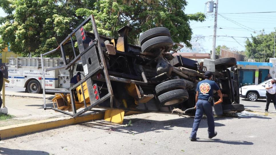 Vuelca grúa tras ir a exceso de velocidad en en Urías