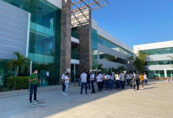 SEPyC atiende a madres de familia y docentes de 2 escuelas sin luz y agua en Culiacán