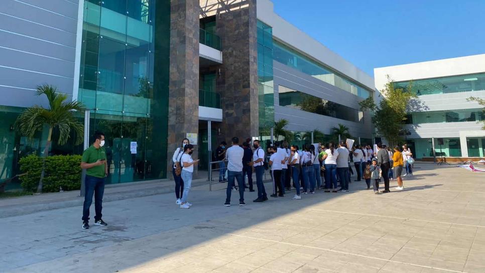 SEPyC atiende a madres de familia y docentes de 2 escuelas sin luz y agua en Culiacán